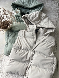 Chaleco Puffer con capucha - Good Luck