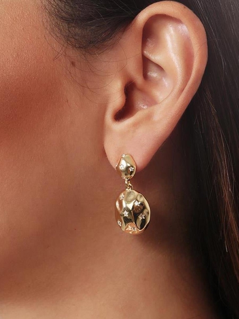 BRINCO OVAL DOURADO COM DETALHE