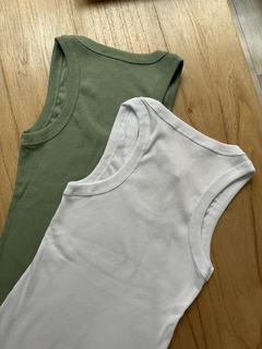MUSCULOSA BASICA ZENDAYA en internet