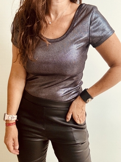 Remera metalizada de foil espalda U