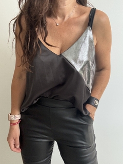 Musculosa seda foil Selena en internet