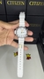 Relógio 5810 Fundo Branco Pulseira de Silicone Branca Serie Prata