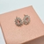 Brinco com pingente rosa cravejado - comprar online