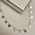 Conjunto de colar e pulseira de medalha na internet
