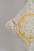Borla flor africana beige y amarillo