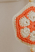 Borla flor africaca hexagonal beige y naranja