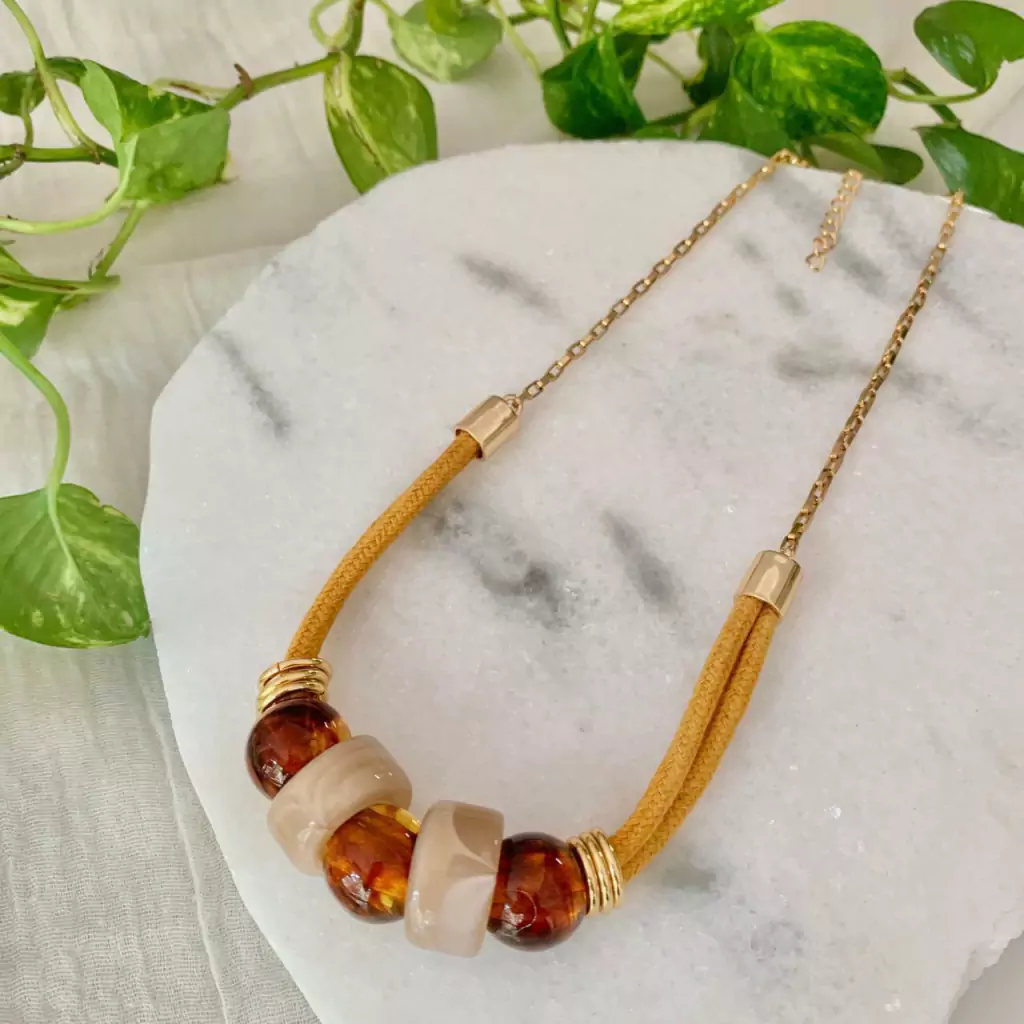 Colar de Contas Resina Central - Amarelo