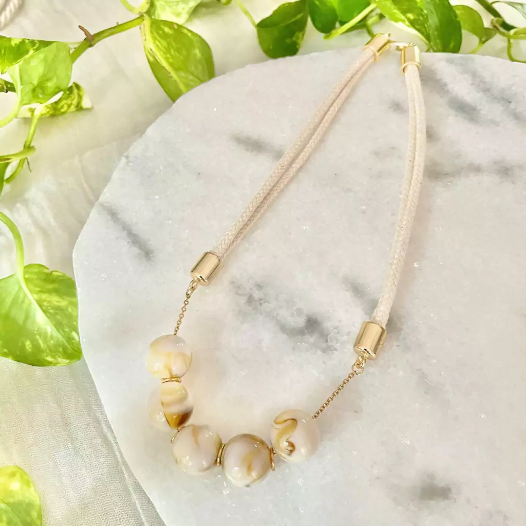 Colar Bolinhas de Resina