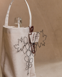 Porta Garrafa em lona natural com Tag de Uva Aramada - comprar online
