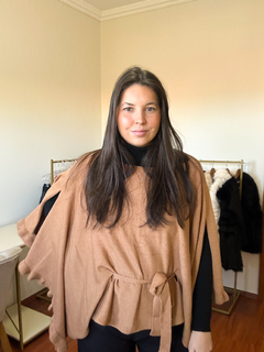 Poncho Beatrice Caramelo - comprar online