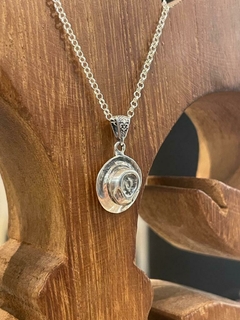 Pingente Chapeuzim Seu Zé - Flor de Lis Joalheria Artesanal