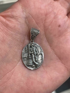 Pingente Medalha Seu Zé - Flor de Lis Joalheria Artesanal