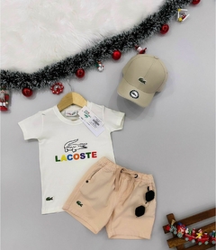 Camiseta Lacoste escrito colorido na internet