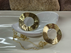 Aro circular dorado.