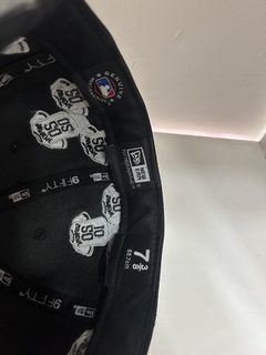 Gorra supreme cerrada en internet