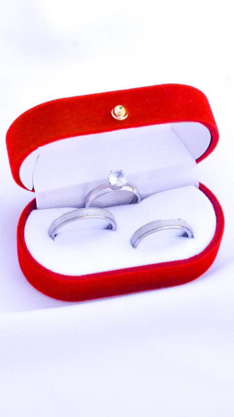 Conjunto Alianças Prateada Diamantada + Solitário Essência - comprar online