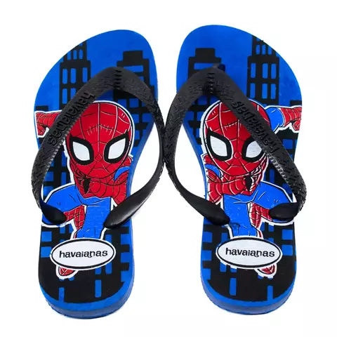 Chinelo infantil masculino Havaianas com estampa do Homem Aranha em fundo azul e tiras pretas