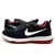 Imagem do Tênis Nike Zoom Racer, modelo com cabedal em preto e detalhes em vermelho, e logo branco.