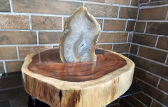 Lampara con Cuarzo de agata y madera Tzalam con puertos USB - comprar en línea