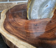 Lampara con Cuarzo de agata y madera Tzalam con puertos USB - Paradigma Artesanal