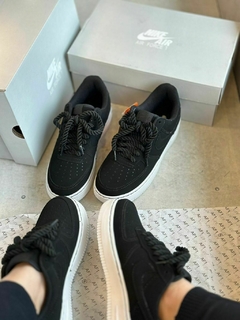 Tênis Nike Air Force preto na internet