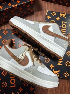 tênis Nike Air force Lv marrom na internet