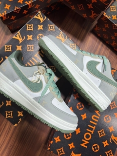 tênis Nike Air force LV verde na internet