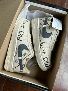 Tênis Air force just do it na internet