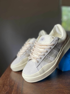CAMPUS X BAD BUNNY BEIGE en internet