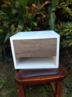 Mesa de luz flotante "cubo" en internet
