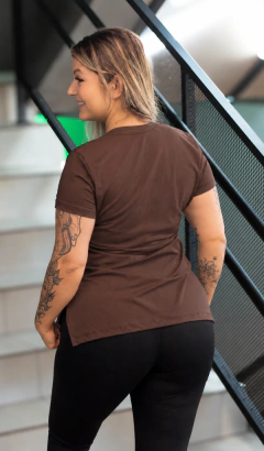 Camiseta com Abertura Aerodry Marrom - comprar online
