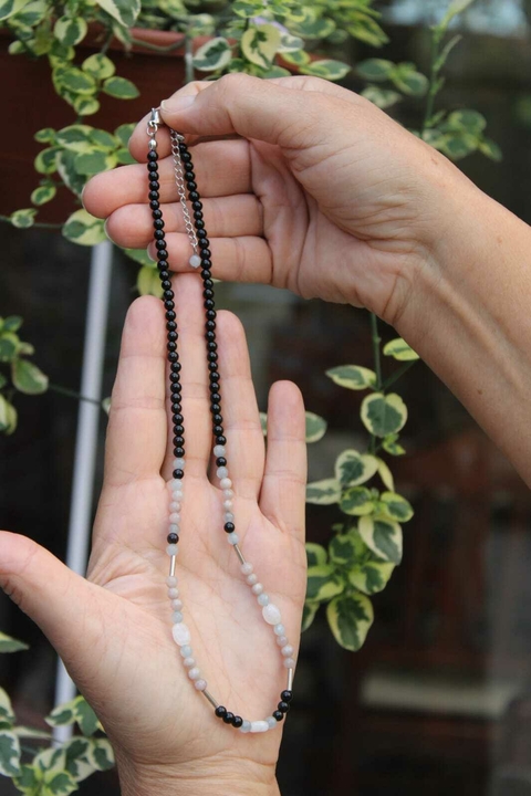 Colar de Pedras Naturais Pedra da Lua, Jade Angelita, Jade Cinza e Ágata Preta (XX12CV)