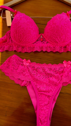 Lingerie Pink com joia na internet
