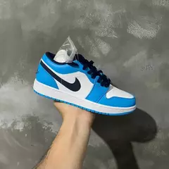 AIR JORDAN 1 LOW 'UNC' 2021 na internet