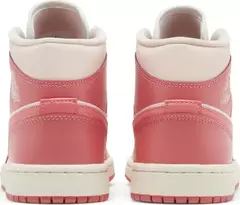 AIR JORDAN 1 MID STRAWBERRIES AND CREAM na internet