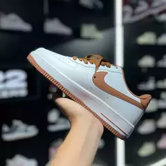 TÊNIS NIKE AIR FORCE 1 07' PECAN na internet