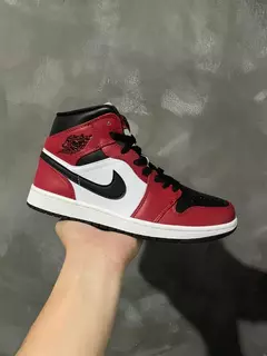 AIR JORDAN 1 MID ' CHICAGO BLACK TOE ' na internet