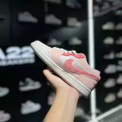 NIKE AIR JORDAN 1 LOW SE 'MIGHTY SWOOSHERS' na internet