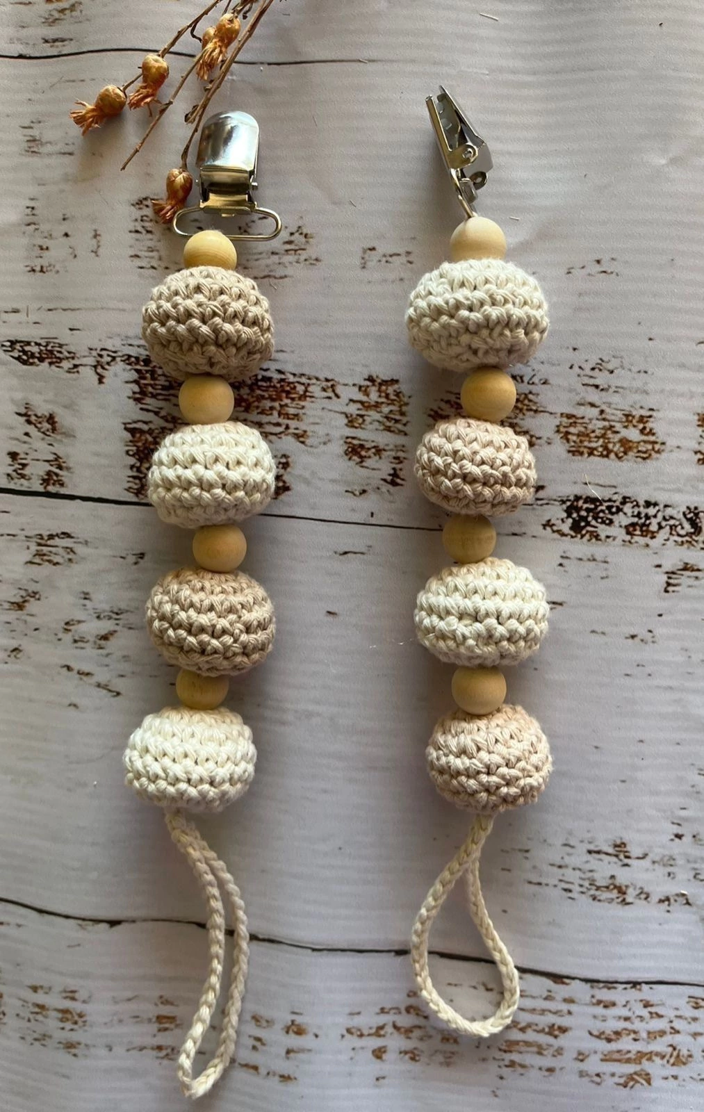 Portachupete con cuenta de madera