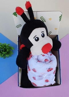 BICHINHO DE PELÚCIA COM MANTA - comprar online