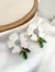 Brinco Folheado a Ouro 18k Flor Resinada com Folhas na internet