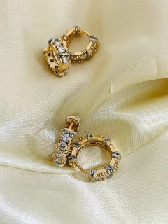 Argola X com dupla zirconia Tiff 1° furo