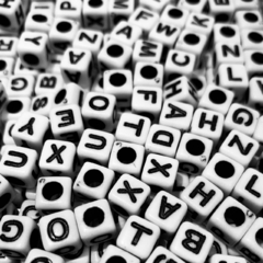 Cuentas Plásticas - Letras Negro Cuenta Blanca 6mm - comprar online