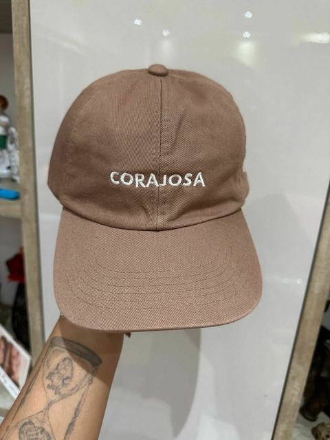 BONÉ - CORAJOSA - CAFÉ COM LEITE