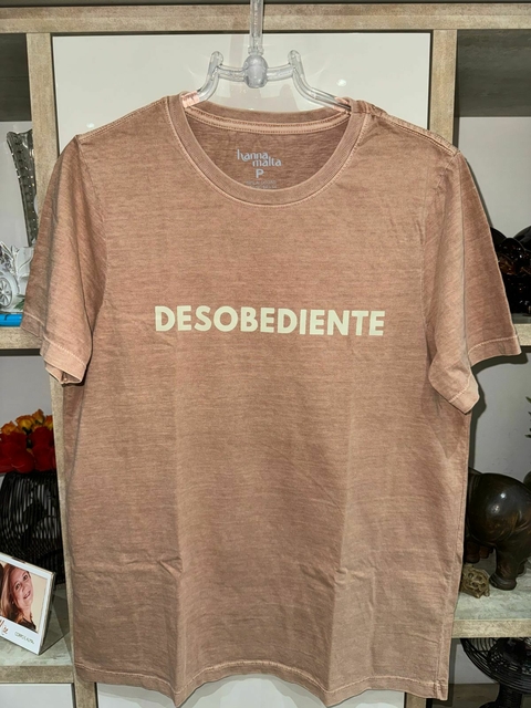 CAMISETA - DESOBEDIENTE -CAFÉ COM LEITE
