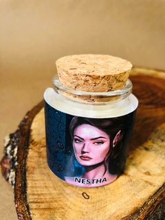 VELA LITERÁRIA NESTHA ARCHERON - ACOTAR - 100% VEGETAL - comprar online