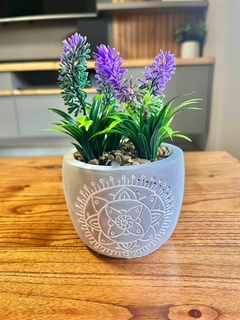 Plantita artificial con maceta de cemento