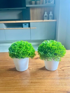 Plantita artificial con maceta de plástico