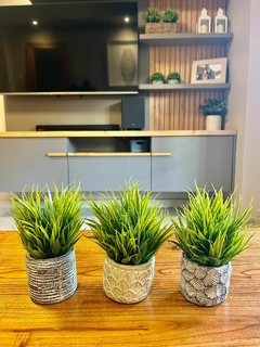 Plantita artificial con maceta de cerámica
