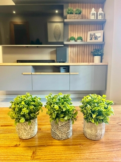 Plantita artificial con maceta de cerámica